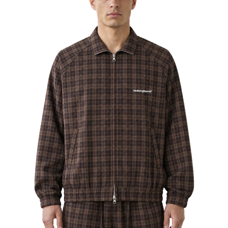 Modelo con la misma chaqueta en una imagen de estudio generada con IA.